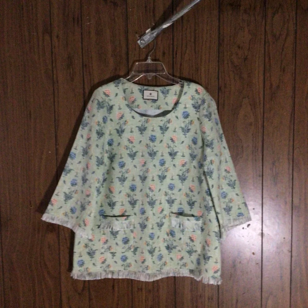 Tuckerneck Fringe and Floral top with pockets - Picture 2 of 7